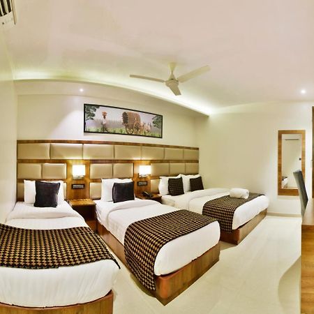 Aura One Hotel Kochi Bagian luar foto