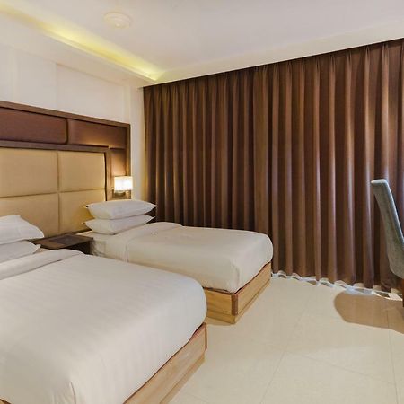 Aura One Hotel Kochi Bagian luar foto