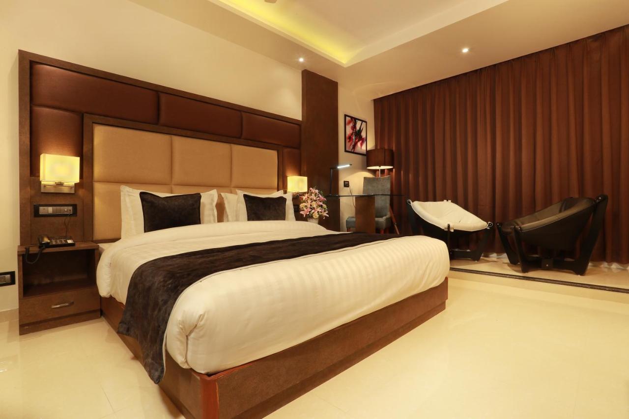 Aura One Hotel Kochi Bagian luar foto