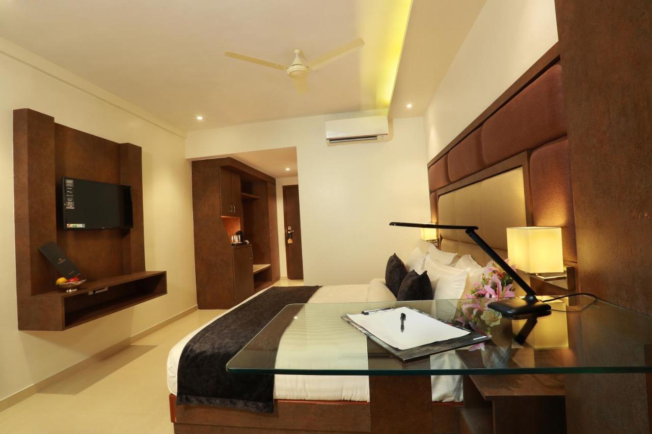 Aura One Hotel Kochi Bagian luar foto