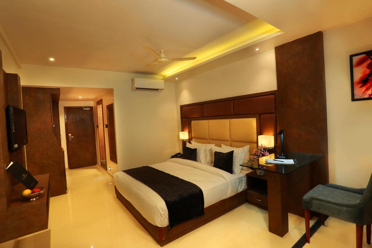 Aura One Hotel Kochi Bagian luar foto