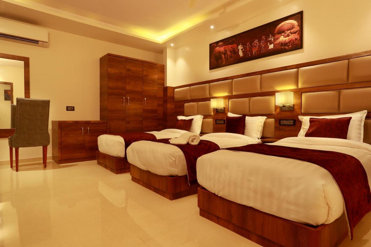 Aura One Hotel Kochi Bagian luar foto
