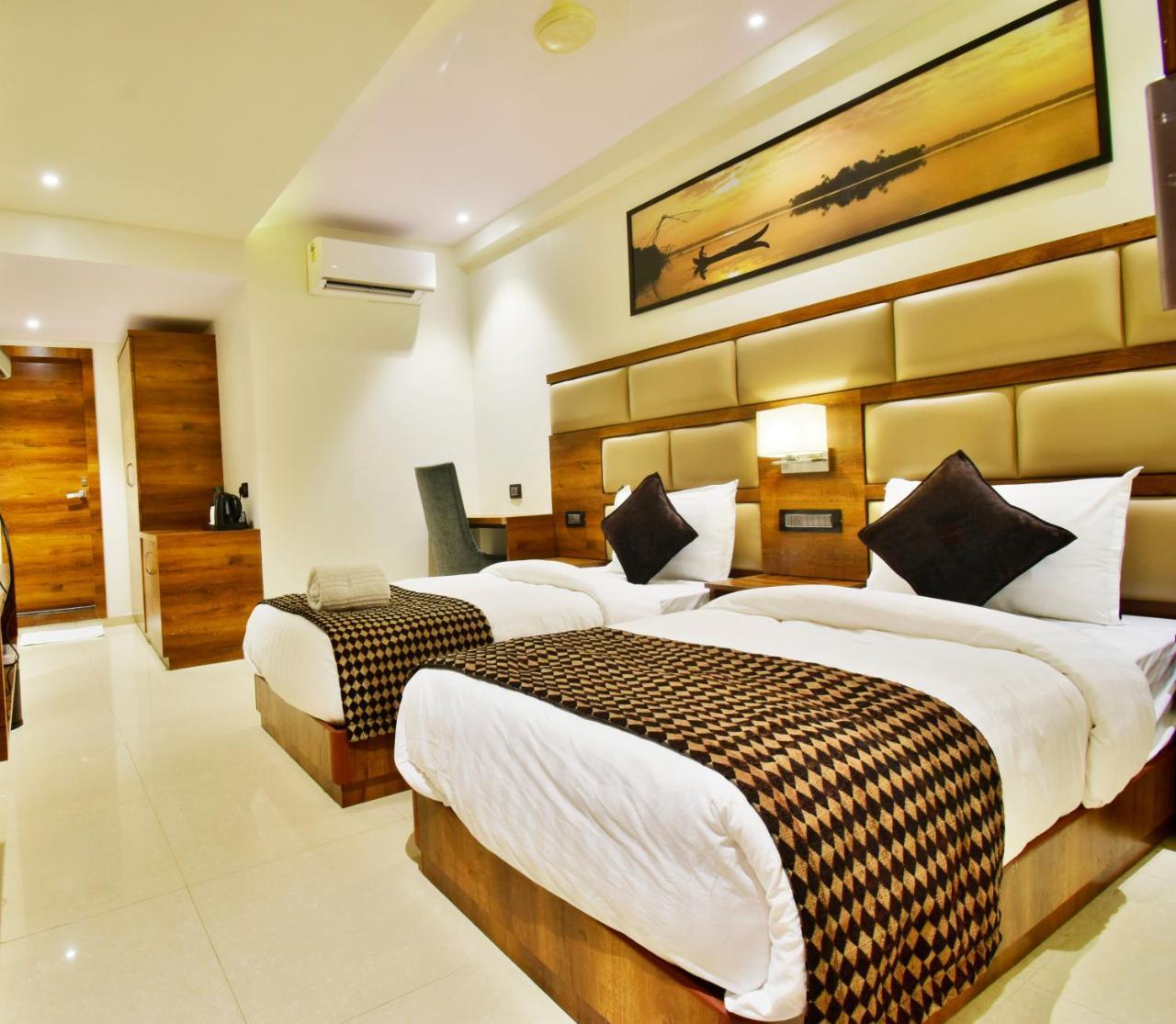 Aura One Hotel Kochi Bagian luar foto