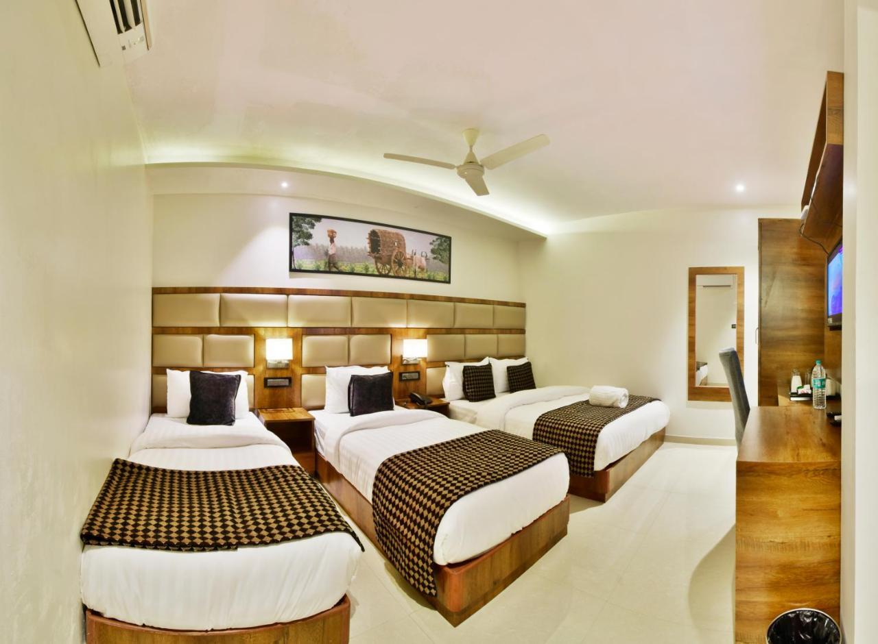 Aura One Hotel Kochi Bagian luar foto