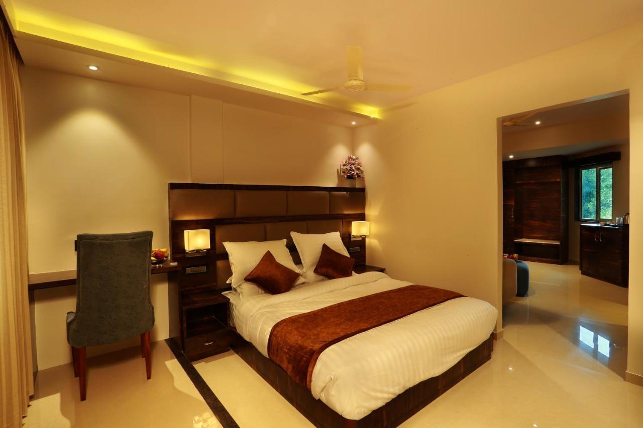 Aura One Hotel Kochi Bagian luar foto