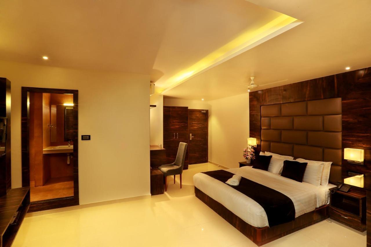 Aura One Hotel Kochi Bagian luar foto