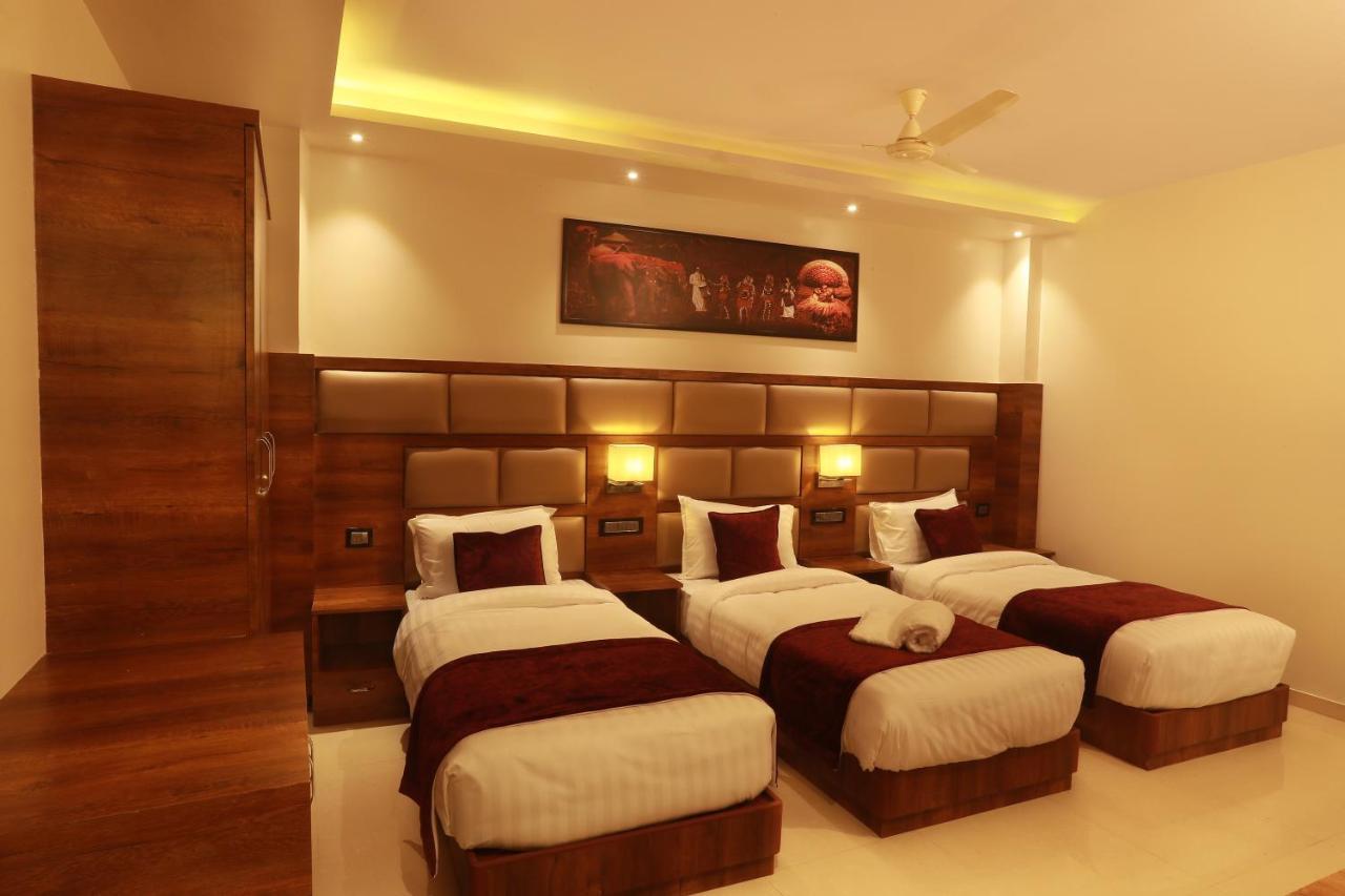 Aura One Hotel Kochi Bagian luar foto