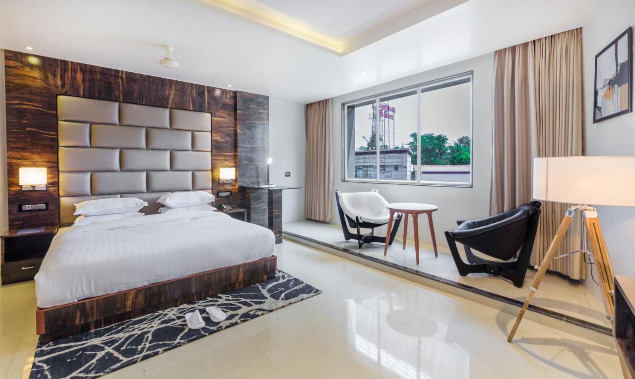 Aura One Hotel Kochi Bagian luar foto