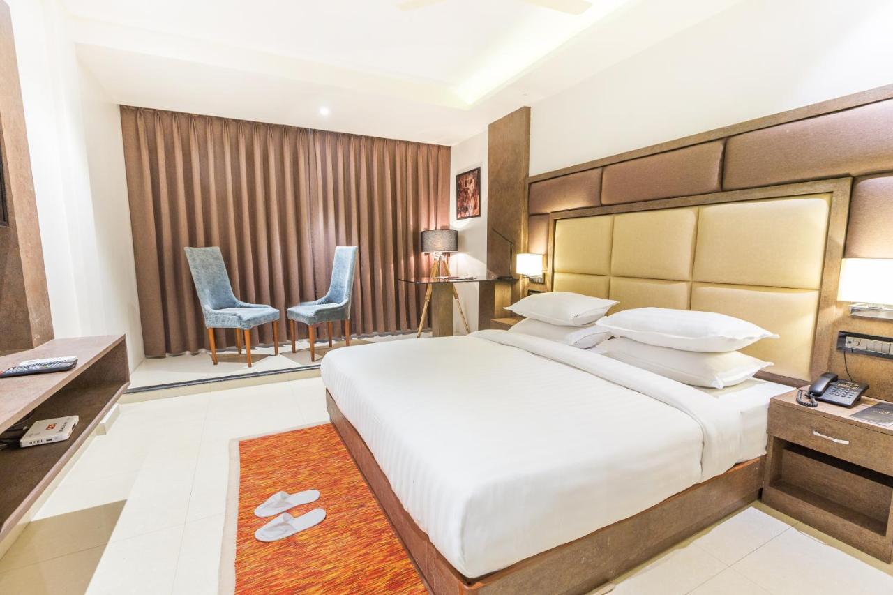 Aura One Hotel Kochi Bagian luar foto
