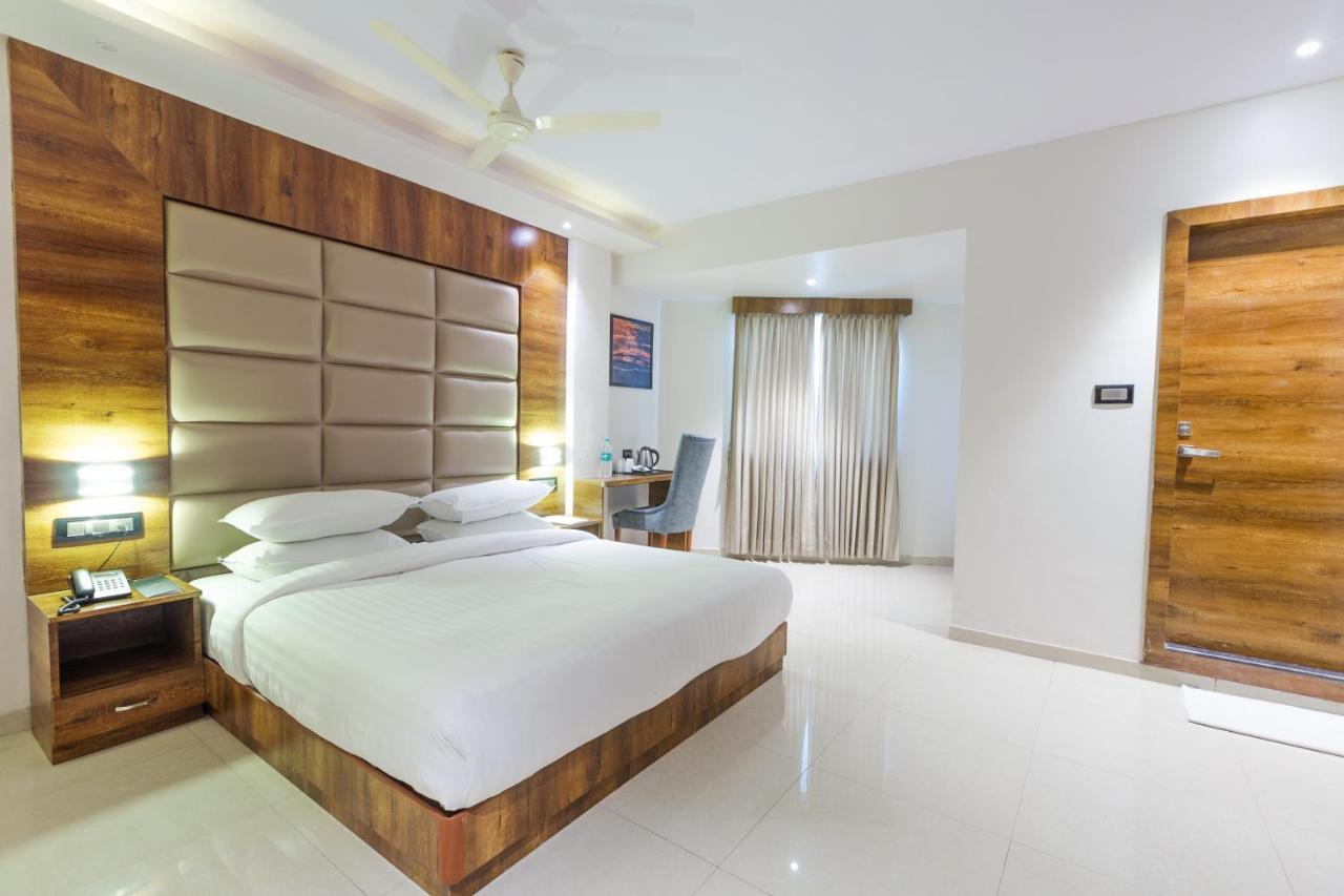 Aura One Hotel Kochi Bagian luar foto