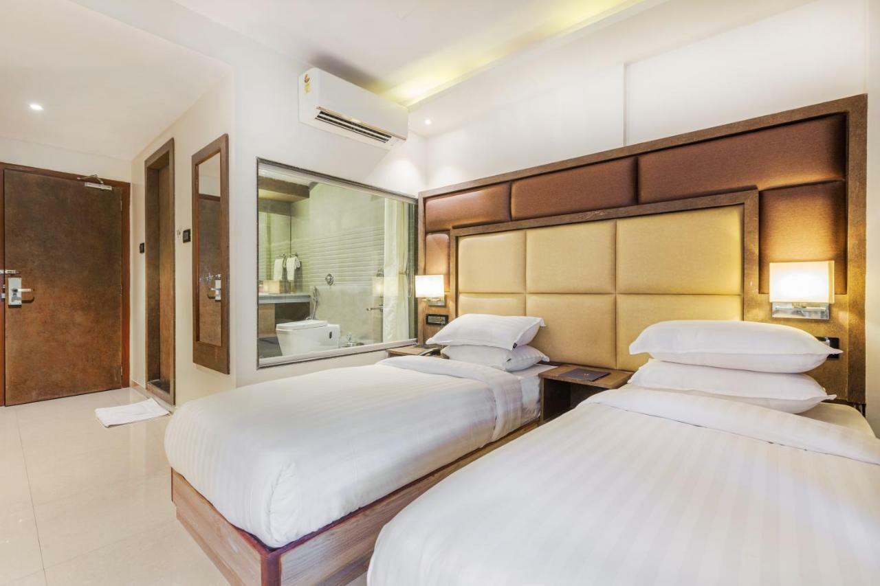 Aura One Hotel Kochi Bagian luar foto