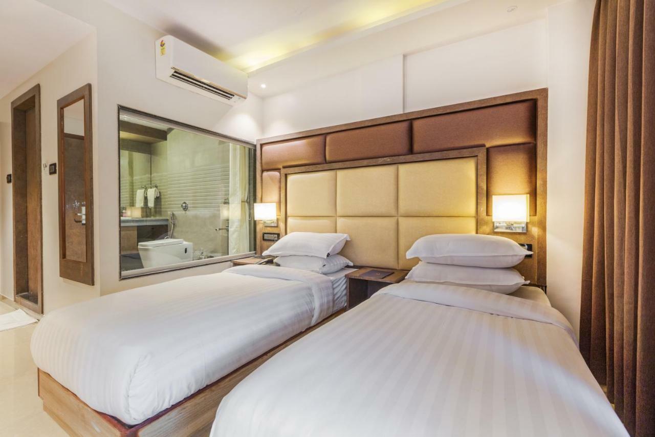 Aura One Hotel Kochi Bagian luar foto